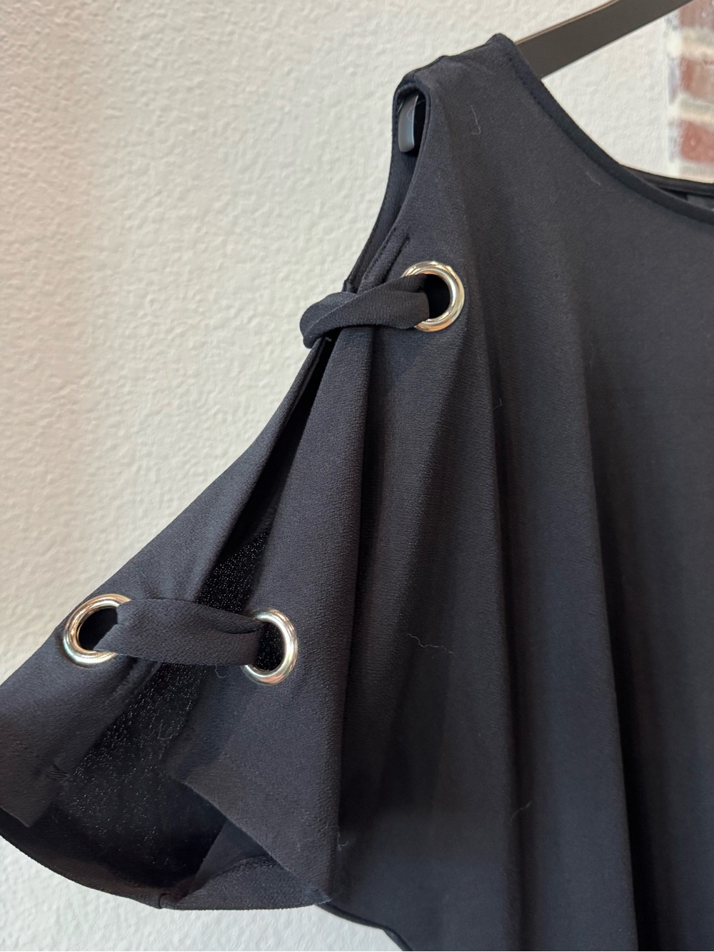 Bundle of 2 Tops Cold-Shoulder Ring Detail Black & Coral Womens Medium - Picture 3 of 9